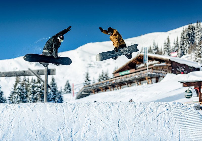 Snowboarder auf Rail